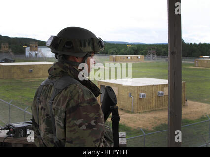 FORT MCCOY, Wisconsin, USA – US-Armee-Reserve-Soldat, Pfc David Martinez, ein Militärpolizist mit der 301. Gesellschaft MP, Puerto Rico und San Lorenzo stammende Uhr steht als Turm Wächter über eine simulierte Theater Haftanstalt während einer Kampfunterstützung Übung am Fort McCoy, Wisconsin, USA, 19. August 2016. Die 301. wurde beauftragt, mit der Lieferung der Basisverteidigung während der Übung, die Erdloch Perimeterschutz, TDF Sicherheit, schnelle Reaktion Kraft Teams und Kontrollteams Punkt Eintrag enthalten. (US Army Reserve Foto von Sgt. Quentin Johnson, 211. Mobile Public Affairs Abteilung/freigegeben) Armee-Reserve Stockfoto