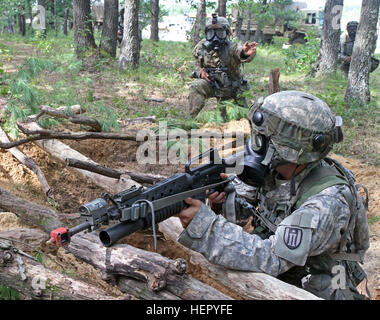 US-Armee Reservesoldat zugewiesen 327th Ingenieur-Unternehmen, 397th Engineer Battalion, 372nd Engineer Brigade 416th Theater Support Command, leitet seine Mannschaft dafür, dass ein komplexer Angriff während Combat Support Training Übung 86-16-03 (CSTX 86-16-03) auf Fort McCoy, Wisconsin, USA, 22. August 2016. Fast 9.000 Service-Mitglieder aus über dem Land beteiligt sind in CSTX 86-16-03 86. Training Division und dem 84. Training Command dritte und letzte CSTX des Jahres veranstaltet. (US Army Reserve Foto von Sgt. 1. Klasse Clinton Holz). Komplexe Angriff 160822-A-HX393-008 Stockfoto