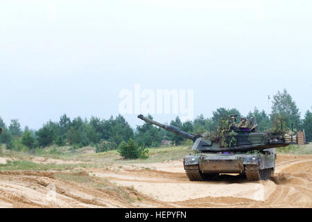 US-Armeesoldaten zugewiesen, das 3. Bataillon, 69. Armor Regiment, 1. Rüstung Brigade Combat Team, 3. Infanterie-Division, bereiten Sie die Rheinmetall M256 120 mm langläufige Tank Waffe aus einem M1A2 Abrams Tank an der Strecke für eine gemeinsame live-Feuer-Übung in Adazi, Lettland 22. August 2016 Feuer. Die Soldaten der 3. Mrd., 69. bestückt Rgmt. bilden mit ihren baltischen Verbündeten zur Unterstützung der Operation Atlantic zu lösen, führte ein US Aufwand in Osteuropa durchgeführt, US-Engagement für die kollektive Sicherheit der NATO und Engagement für dauerhaften Frieden und Stabilität in der Region zu demonstrieren. Lat Stockfoto