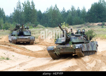 US-Armeesoldaten zugewiesen, das 3. Bataillon, 69. Armor Regiment, 1. Rüstung Brigade Combat Team, 3. Infanterie-Division, bereiten Sie die Rheinmetall M256 120 mm langläufige Tank Waffe aus einem M1A2 Abrams Tank an der Strecke für eine gemeinsame live-Feuer-Übung in Adazi, Lettland 22. August 2016 Feuer. Die Soldaten der 3. Mrd., 69. bestückt Rgmt. bilden mit ihren baltischen Verbündeten zur Unterstützung der Operation Atlantic zu lösen, führte ein US Aufwand in Osteuropa durchgeführt, US-Engagement für die kollektive Sicherheit der NATO und Engagement für dauerhaften Frieden und Stabilität in der Region zu demonstrieren. Lat Stockfoto