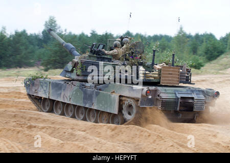 US-Armeesoldaten, 3. Bataillon, 69. Armor Regiment, 1st Rüstung Brigade Combat Team, 3. Infanterie-Division, Laufwerk ein M1A2 Abrams Tank an der Strecke für eine gemeinsame live-Feuer-Übung in Adazi, Lettland 22. August 2016 zugewiesen. Die Soldaten der 3. Mrd., 69. bestückt Rgmt. bilden mit ihren baltischen Verbündeten zur Unterstützung der Operation Atlantic zu lösen, führte ein US Aufwand in Osteuropa durchgeführt, US-Engagement für die kollektive Sicherheit der NATO und Engagement für dauerhaften Frieden und Stabilität in der Region zu demonstrieren. Lettisch und US-Soldaten bauen Beziehungen durch Schulung 1 Stockfoto