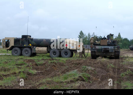 US-Armeesoldaten zum 3. Bataillon, 1. Rüstung Brigade Combat Team, 3. Infanterie-Division, 69. Armor Regiment zugewiesen tanken ein M1A2 Abrams Tank an der Strecke für eine gemeinsame live-Feuer-Übung in Adazi, Lettland 22. August 2016. Die Soldaten der 3. Mrd., 69. bestückt Rgmt. bilden mit ihren baltischen Verbündeten zur Unterstützung der Operation Atlantic zu lösen, führte ein US Aufwand in Osteuropa durchgeführt, US-Engagement für die kollektive Sicherheit der NATO und Engagement für dauerhaften Frieden und Stabilität in der Region zu demonstrieren. Lettisch und US-Soldaten bauen Beziehungen durch Schulung 1 Stockfoto