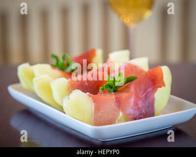 Melone in Parmaschinken gewickelt Stockfoto