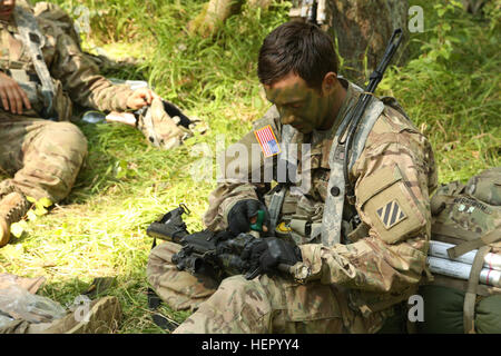 Ein US-Soldat von Charlie Kompanie, 1. Bataillon, 30. Infanterie-Regiment, 2. Infanterie-Brigade führt Wartungsarbeiten an einem M4A1 Carbine während der Durchführung eines Nachschub Betriebs während des Trainings kombiniert Entschlossenheit VII bei der US Army Joint Multinational Readiness Center in Hohenfels Deutschland, Sept. 7, 2016. Kombinierte Lösung VII ist ein 7. Armee Training Command, US-Army in Europa gerichtete Bewegung, statt in Grafenwöhr und Hohenfels Übungsplätze, 8. Aug. bis 15. September 2016. Die Übung soll Regional zugeteilten Streitkräfte auf dem U.S. European Command zu trainieren. Kombinierte Entschlossenheit VI Stockfoto