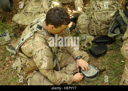 Ein US-Soldat von Charlie Kompanie, 1. Bataillon, 30. Infanterie-Regiment, 2. Infanterie-Brigade bereitet simulierte Munition für den Transport während der Durchführung eines Nachschub Betriebs während des Trainings kombiniert Entschlossenheit VII bei der US Army Joint Multinational Readiness Center in Hohenfels Deutschland, Sept. 7, 2016. Kombinierte Lösung VII ist ein 7. Armee Training Command, US-Army in Europa gerichtete Bewegung, statt in Grafenwöhr und Hohenfels Übungsplätze, 8. Aug. bis 15. September 2016. Die Übung soll Regional zugeteilten Streitkräfte auf dem U.S. European Command zu trainieren. Kombinierte Resol Stockfoto