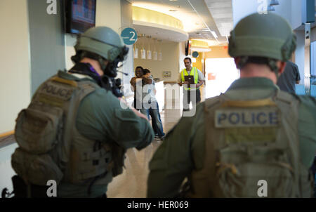 US-Soldaten zugewiesen, die alte Wache 289. Military Police Company spezielle Reaction Team, Fort Myer, Virginia, Begegnung eine aktive Shooter mit einer Geisel während der aktive Schütze Antwort Training Teil Übung Hauptstadt Schild 2016 um Fort Belvoir Community Hospital, Fort Belvoir, Virginia, 13. September 2016. Übungen wie Capital Shield-Hilfe-Service-Mitglieder darauf vorbereiten, Zustand und Bundes Ersthelfer in jede Art von Kontingenz Situation unterstützen. (Foto: U.S. Army Spc. Bernardus Pol) Übung Hauptstadt Schild 2016 160913-A-BG922-177 Stockfoto