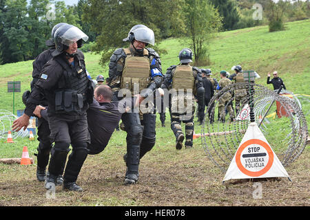 NOVO MESTO, Slowenien - Soldaten aus der 220. Military Police Company, 193. Military Police Battalion, Colorado National Guard führen integrierte Ausbildung mit albanischen und slowenischen Militärpolizei, tragen einen simulierten Unfall zu einer Evakuierung Site während der Massenkontrolle und Flüchtling Managementtraining Taktik während der Übung sofortige Antwort 16. Der Colorado National Guard ist mit Slowenien im Rahmen des Partnerprogrammes Staat zusammengeschlossen. (Foto von Sgt. 1. Klasse Crista Maria Mack, US-Armee in Europa) (Bildnachweis: Sgt. 1. Klasse Crista Maria Mack, US Army Europa Public Affairs) Übung Stockfoto