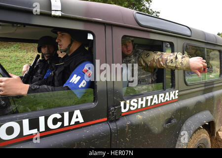 NOVO MESTO, Slowenien - Soldaten aus den 220. Military Police Company, 193. Military Police Battalion, Colorado National Guard, beschäftigt sich integrierte Ausbildung mit albanischen und slowenischen Militärpolizei, Durchführung von Massenkontrolle und Flüchtling Taktik Managementtraining, während Übung sofortige Antwort 16. Der Colorado National Guard ist mit Slowenien im Rahmen des Partnerprogrammes Staat zusammengeschlossen. (Foto von Sgt. 1. Klasse Crista Maria Mack, US-Armee in Europa) (Bildnachweis: Sgt. 1. Klasse Crista Maria Mack, US Army Europa Public Affairs) Übung Sofortreaktion 16 160921-A-KX398-420 Stockfoto