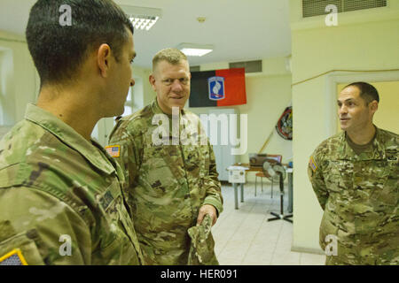 Major General Kenneth L. Kamper, stellvertretender Kommandierender General der 4. Infanterie-Division, der die Mission Command-Element für Atlantic lösen führt, spricht mit Generalmajor Paul Deleon, 2. Bataillon, 503. Infanterie Regiment Bataillon Executive Officer, und Major Brian Miletich, S3 Operations Officer, bei Camp Adazi, Lettland 25. September 2016. Die US-Armeesoldaten des Besuchs beteiligt sind Training mit ihren baltischen Verbündeten zur Unterstützung der Operation Atlantic zu lösen, führte ein US bemüht in Osteuropa durchgeführt US-Engagement für die kollektive Sicherheit der NATO und Hingabe an Endu Stockfoto