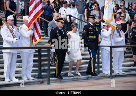 General Mark A. Milley, dritte von links, 39. Stabschef der Armee und Candy Martin, Präsident American Gold Star Mütter Inc. Ansatz das Grab des unbekannten Soldaten auf dem Arlington National Cemetery, 25. September 2016, in Arlington, VA. Der Kranz wurde zu Ehren des 80. Gold Star Mutters Tag gelegt. (US Army Foto von Rachel Larue/Arlington National Cemetery/freigegeben) Gedenkfeier zum 80. Gold Star Muttertag 160925-A-DR853-324 Stockfoto