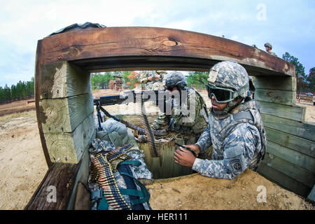 Ein Soldat mit dem 82. Combat Aviation Brigade, 82. US-Luftlandedivision, Brände ein M240B mittlere Maschinengewehr als ein Assistent Schütze stellt fest, dass die Auswirkungen auf Fort Bragg, 29. November 2016 Runden. (Foto: U.S. Army Captain Adan Cazarez) Ich sehe das Ziel 161129-A-IA862-002 Stockfoto