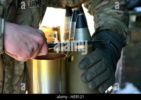 CAMP ADAZI, Lettland – A Fallschirmjäger, Bravo Batterie, 4. Bataillon, 319th Airborne Field Artillery Regiment 173rd Airborne Brigade zugewiesen strafft die Sicherung auf einer 105 mm Haubitze Runde während einer kombiniert Arme leben Feuer Übung am Camp Adazi, Lettland, 4. Dezember 2016. Bravo Batterie durchgeführt Feuer Missionen zur Unterstützung der gewählten Firma, 2. Bataillon, 503. Infanterieregiment 173rd Airborne, wie sie auf ihr Ziel manövriert. Die "Sky Soldaten" C Co., 2. BN, 503. inf Regt. eine Ausbildung Rotation zur Unterstützung der Operation Atlantic zu beheben, eine US geführten Bemühungen in Osteuropa, dass d Stockfoto