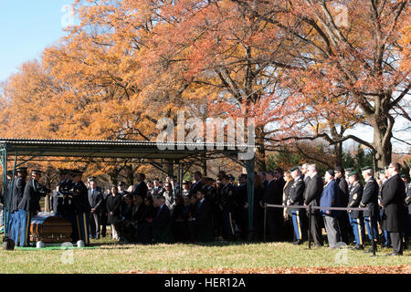 Trauernden Ansatz Abschnitt 60 in Arlington Staatsangehörig-Kirchhof für den Graveside Service der US Army Staff Sgt. James F. Moriarty, war 5. Dezember 2016, in Arlington, VA. Moriarty einer der drei Special Forces Soldaten aus der 5th Special Forces Group (Airborne), die am 4. November in Jordanien getötet wurden. (US Army Foto von Rachel Larue/Arlington National Cemetery/freigegeben) Graveside Service für US Army Staff Sgt. James F. Moriarty in Arlington National Cemetery 161205-A-DR853-940 Stockfoto