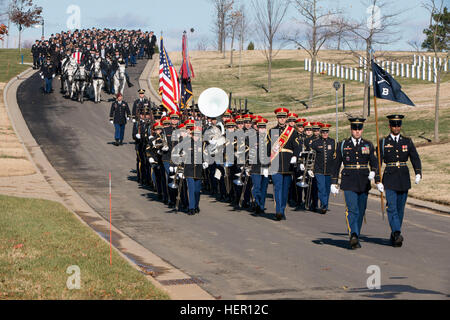 Trauernden Ansatz Abschnitt 60 in Arlington Staatsangehörig-Kirchhof für den Graveside Service der US Army Staff Sgt. James F. Moriarty, war 5. Dezember 2016, in Arlington, VA. Moriarty einer der drei Special Forces Soldaten aus der 5th Special Forces Group (Airborne), die am 4. November in Jordanien getötet wurden. (US Army Foto von Rachel Larue/Arlington National Cemetery/freigegeben) Graveside Service für US Army Staff Sgt. James F. Moriarty in Arlington National Cemetery 161205-A-DR853-961 Stockfoto