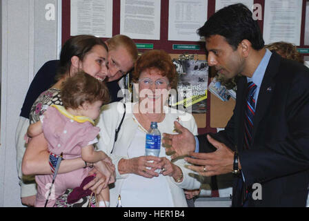 HAMMOND, Louisiana - Gouverneur Bobby Jindal zeigt seine Unterstützung der Nationalgarde Louisiana durch die Begegnung mit der Familienangehörige von Soldaten.  Der Gouverneur versucht hier, die Aufmerksamkeit der Skyler Haydel, 1, Chief Warrent Officer 5 Kevin P. Dares Enkelin, während die Bereitstellung Zeremonie im Army Aviation Support Facility #1 in Hammond, Louisiana 23 Okt. zu erhalten.  (Foto: U.S. Army Staff Sgt Stephine J. Cross, Zustand Aviation Command Unit Public Affairs repräsentativen) Bobby Jindal und Armee baby Stockfoto