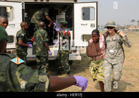 SPC. Kerry Thompson von Bismarck, ND, combat Medic mit der North Dakota National Guard 814th Armee Unterstützung medizinischer Unternehmen mit Sitz in Bismarck, trägt einen simulierten verletzten Patienten in die Hände von einem Streitkräfte der Demokratischen Republik des Kongo Soldaten, Sept. 17. in Kinshasa, demokratische Republik Kongo.  Eine mass Casualty Übung simuliert ein Busunglück mit ca. 50 Patienten, die durch die schnelle Eingreiftruppe der FARDC behandelt wurden. MEDFLAG 10 320911 Stockfoto