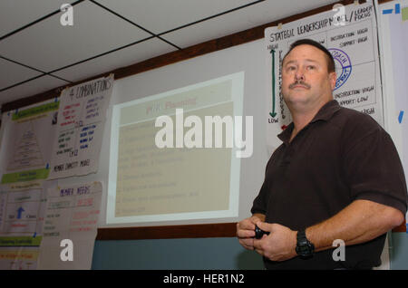 GUANTANAMO BAY auf Kuba – Küstenwache Chief Warrant Officer Doug Van Oort, Leadership und Management School Lehrer spricht mit Joint Task Force Guantanamo Troopers über Führung Techniken und wie sie, 7. November 2008 anzuwenden. Während des Kurses, speziell für Mitglieder der Küstenwache entwickelt wurde und obligatorisch für den Rang Aufstieg, die Klasse offen für alle Service-Mitglieder war. JTF Guantanamo führt sicher, humane, rechtliche und transparente Pflege und Obhut von Festgenommenen feindlichen Kämpfern, darunter Militärkommission und die verurteilten bestellt freigegeben. Die JTF führt Intelligenz zu Stockfoto