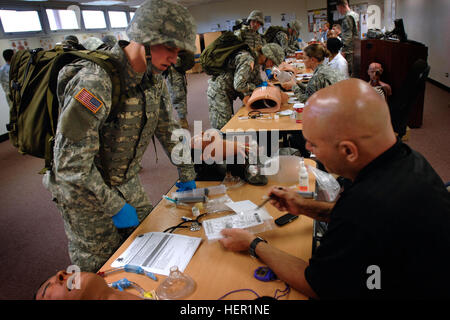 PFC. Michael Gray bereitet sich auf Einfügen eine erweiterte Atemwege Gerät an die Abteilung der Combat Medic Training in Fort Sam Houston, Texas getestet werden. Armeebeamte haben das Programm auf die Ausbildung für Schlachtfeld-Medizin konzentrieren überarbeitet. Sechzig Prozent der Absolventen bereitstellen, um innerhalb von sechs Monaten zu bekämpfen, sagten Beamte. DoD-Foto von Fred W. Baker III Flickr - die US-Armee - www.Army.mil (239) Stockfoto