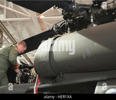 Da eine Vollzeit Blackhawk Hubschrauber Crewchief, Personal SGT Chad W. McCann Deville, Louisiana, arbeiten sorgfältig, um eine Fehlfunktion im Motorraum von einem UH-60 Blackhawk an Army Aviation Support Facility #2 in Pineville, Louisiana McCann korrigieren eines viele Soldaten der 812th medizinischen (Air Ambulance) Hubschrauber Unternehmen, die auf neueres Modell Übergang wird als OH-58 Kiowa und UH-1 Huey in Louisiana Nationalgarde obsolet geworden. Blackhawk Umwandlung bedeutet mehr Schule für Soldaten 133790 Stockfoto