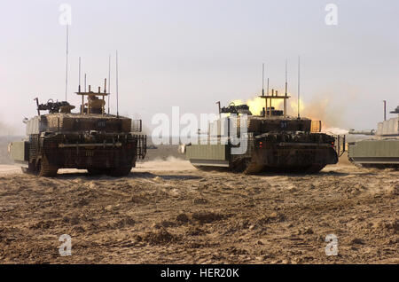 Ein britische Royal Scots Dragon Guards, Challenger II Kampfpanzer feuert seine Kanone auf ein Ziel während einer Übung 17. November 2008, in Basra, Irak.  (US Armee-Foto von Sgt. Gustavo Olgiati/freigegeben) Challenger II feuert die Kanone auf einem Ziel 04 Stockfoto