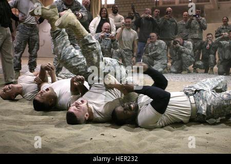 081119-A-7377C-009 - 10. Gebirgsdivision Soldaten spüren die Auswirkungen einer Tazer während nicht-tödliche Waffen training 19. November 2008, am Fort-Trommel, N.Y.   DoD-Foto von Army Staff Sgt. Michael J. Carden Flickr - die US-Armee - www.Army.mil (226) Stockfoto