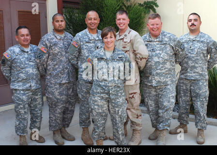 GUANTANAMO BAY auf Kuba – (V.l.) Armee Sgt. Arthur Pacheco, Spc. Dominic Dominguez, Lieutenant Colonel Joe Romero, 1st Lt. Sonya Montoya, Navy Lt. Brian Abbott, Staff Sgt Drew Neal und Spc. William Holder machen Joint Task Force Guantanamo gemeinsame Visitor Bureau. Die JVB-Team begleitet alle aufstrebenden Besucher der JTF. (Fotoaufnahme 20. November 2008) JTF Guantanamo führt sicher, humane, rechtliche und transparente Pflege und Obhut von Festgenommenen feindlichen Kämpfern, darunter Militärkommission und die verurteilten bestellt freigegeben. JTF Guantanamo führt Intelligenzansammlung, Analyse und disseminat Stockfoto