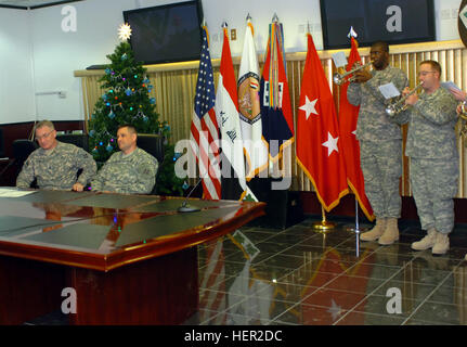 Die 4. US-Infanteriedivision Band spielt eine Weihnachten Melodie, während das video Telekonferenz mit Freunden und Familienmitgliedern von zentralem Texas 5 Dez. Major General Jeffery Hammond, den kommandierenden General der Multi-National Division-Bagdad und das 4. Inf. Div. und Command Sergeant Major John Gioia, trat die Senior Führer für die 4. inf div., diskutiert den Fortschritt der Mission mit den Gästen während eines Mittagessens zurück in Fort Hood. Hammond erklärt, dass die Menschen in Zentral-Texas die besten Leute sind, weil sie alles andere als die Soldaten in Bagdad unterstützen wollte. 4. Stockfoto