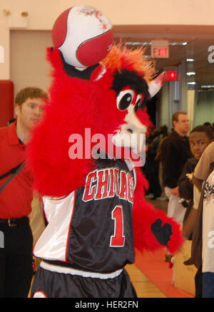 Die Chicago Bulls-Maskottchen, Benny, wirft die Basketball zu einer Masse von Fans, die abwechselnd wirft den Ball in den Korb auf der anderen Seite des Gymnasiums. Benny der Bull-1a Stockfoto