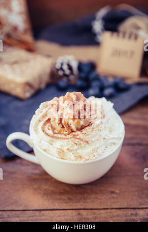 Tasse Kaffee mit Schlagsahne und Schokolade Stockfoto
