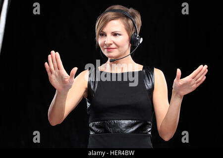 Geschäftsfrau vor visuellen Touch-Screen. Stockfoto
