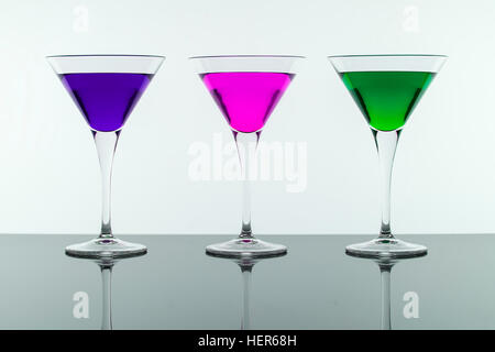 Bunte Cocktails im Martini Gläser Hintergrund. Bar-Werbespots Konzept. Stockfoto