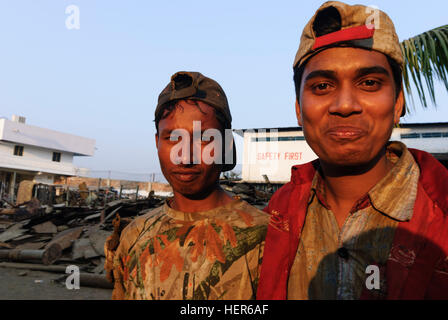 Chittagong: Arbeiter auf Schiff reparieren Hof, Division Chittagong, Bangladesch Stockfoto