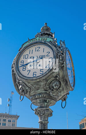 Town Clock in Montgomery, Alabama, USA, Werbung Klein und Sohn Juweliere, errichtet im Jahre 1938. Stockfoto