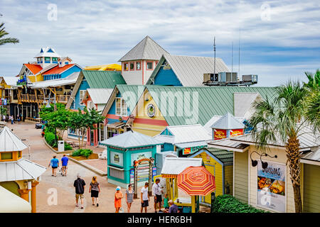 Touristen zu Fuß zu den Geschäften am Hafen Marina, Destin, Florida USA. Stockfoto