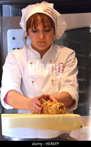 Chefkoch zeigt, wie man Apfelstrudel in Wien, Österreich, macht Stockfoto