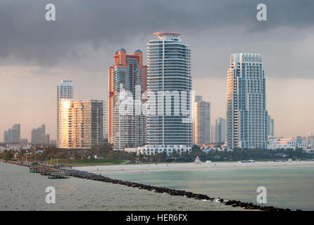 Die Ansicht der South Pointe Beach in einem Abendlicht (Miami, Florida). Stockfoto