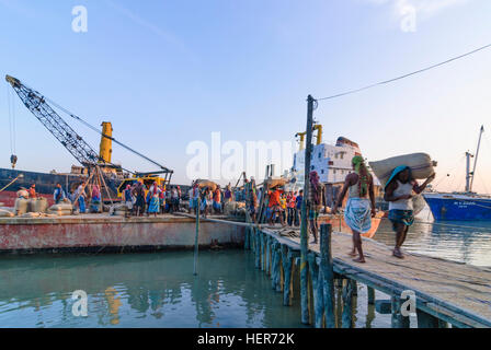 Chittagong: Männer entladen ein Schiff mit Reis in den Hafen von Karnaphuli Fluß, Division Chittagong, Bangladesch Stockfoto