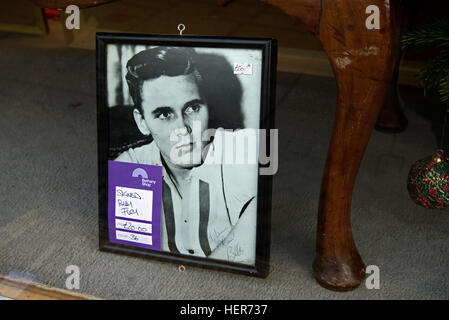 Ein signiertes Foto von den 50 und 60er Jahre britische Pop-Sängerin Billy Fury zum Verkauf im Fenster ein Charity-Shop in Edinburgh. Stockfoto