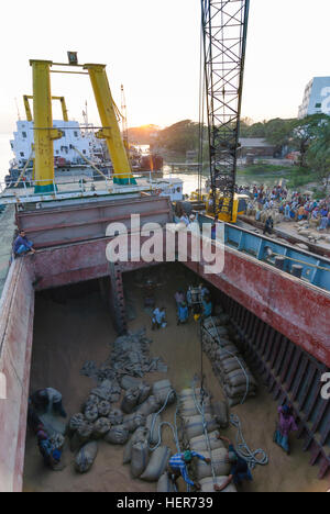 Chittagong: Männer entladen ein Schiff mit Reis in den Hafen von Karnaphuli Fluß, Division Chittagong, Bangladesch Stockfoto