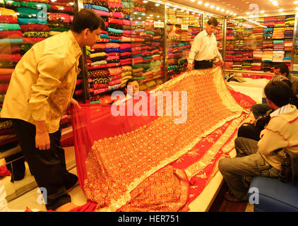 Chittagong: Shopping Center New Market, Tuch Händler, Chittagong Division, Bangladesch Stockfoto