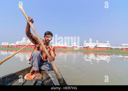 Melagarh: Wasser Schloss Neermahal im Teich Rudra Sagar und Bootsmann Transport von Touristen auf die Insel, Tripura, Indien Stockfoto