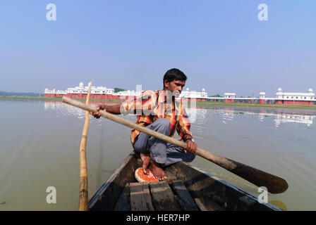 Melagarh: Wasser Schloss Neermahal im Teich Rudra Sagar und Bootsmann Transport von Touristen auf die Insel, Tripura, Indien Stockfoto