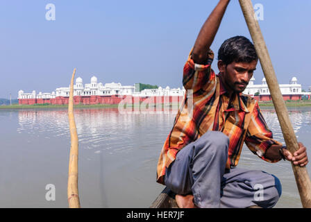 Melagarh: Wasser Schloss Neermahal im Teich Rudra Sagar und Bootsmann Transport von Touristen auf die Insel, Tripura, Indien Stockfoto