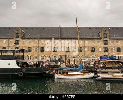 Boote und Gebäude entlang der Grachten von Kopenhagen, Dänemark Stockfoto