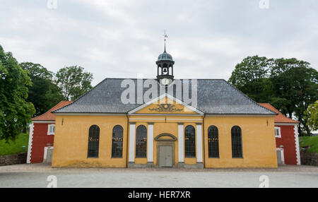 Die gelbe Kirche Kastelkirken im Inneren der Kastellet in Kopenhagen Stockfoto