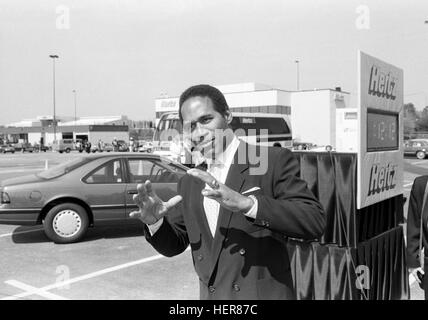 Athlet, Sprecher und später - Mord Angeklagten Doppel O. J Simpson während einer Verfilmung von kommerziellen Hertz am Flughafen Atlanta. Stockfoto