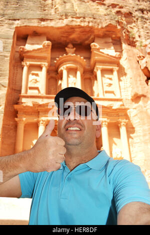 Ein hübscher Tourist unter Selfie an einem historischen Ort mit einem Daumen Schild Stockfoto
