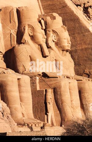 Ramses der zweite sitzt vor dem berühmten Eingang des Abu Simbel Tempels in Südägypten. Porträt Der Giant Statue Der Ägyptischen Pharao-Dynastie Stockfoto