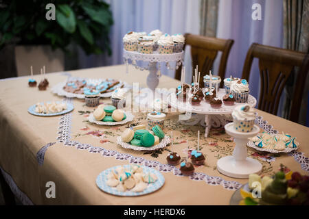 Leckere Cupcake auf Tisch Kindergeburtstag Stockfoto