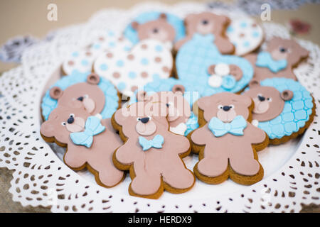 Draufsicht der niedlichen Bären Cookies auf einem Teller Stockfoto